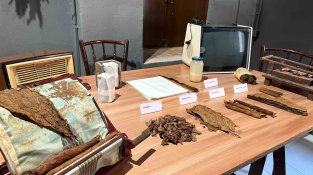 Productes de l'exposició Caliquenyos: Tabac clandestí de Ponent