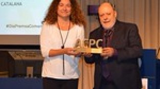 Obertura de l’acte amb MONTSERRATARBÓS, directora del grau en Periodisme i ComunicacióCorporativa de Blanquerna-Universitat Ramon Llulli FRANCESC J. FÀBREGAS, presidentde l’Associació Catalana de la Premsa Comarcal