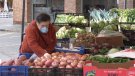 El mercat amb parades de productes frescos i molt poca afluència