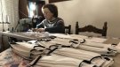 Voluntaris de Ripoll i Ribes de Freser cusen mascaretes a casa