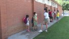 Els veïns de Camprodon fan cua per iniciar la temporada a la piscina municipal 
