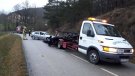 Un cotxe bolca a la carretera que uneix Campdevànol i Gombrèn 