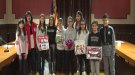 Els regidors del consistori infantil de Ripoll fan donació de joguines a Creu Roja 
