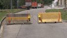Instal·len blocs de formigó per impedir l’entrada al polígon Niubó