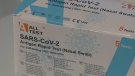 Els alumnes i professors es poden fer els testos d'antígens a les farmàcies