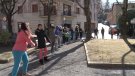 Cadena humana a Sant Joan de les Abadesses per traslladar els llibres de la biblioteca vella a la nova
