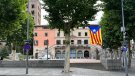 Pengen dues estelades a la plaça de l'Ajuntament de Ripoll en plena polèmica política