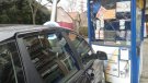 Un cotxe s'encasta contra una cabina de venda de loteria a Ripoll