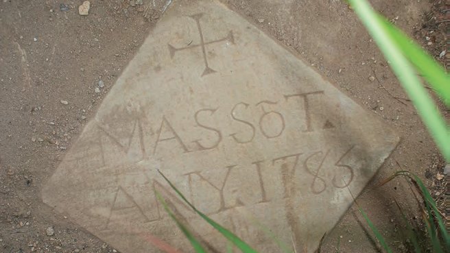 Fotografia de la llinda del molí, on s'hi pot llegir Massot - Any 1785